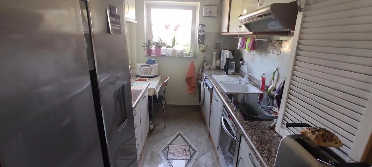 Homestay Weltoffenes Privates Gaestezimmer Bei Lgbtq Freundlichen Gastgeber Der Mit In Der Wohnung Lebt Berlin Germany