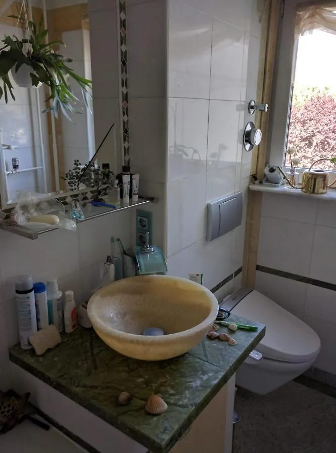 Homestay Weltoffenes Privates Gaestezimmer Bei Lgbtq Freundlichen Gastgeber Der Mit In Der Wohnung Lebt Berlin