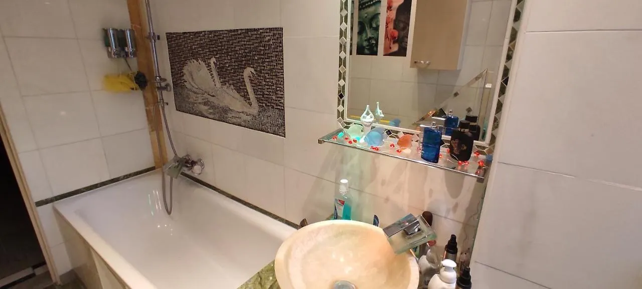 Homestay Weltoffenes Privates Gaestezimmer Bei Lgbtq Freundlichen Gastgeber Der Mit In Der Wohnung Lebt Berlin Germany