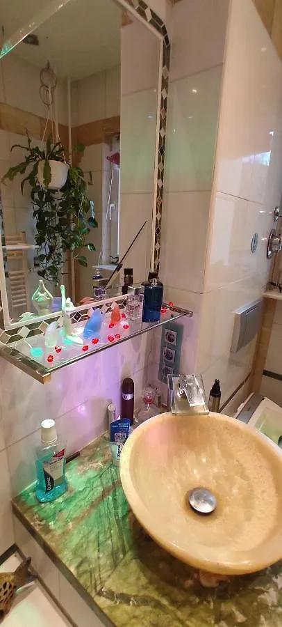 Weltoffenes Privates Gaestezimmer Bei Lgbtq Freundlichen Gastgeber Der Mit In Der Wohnung Lebt Berlin