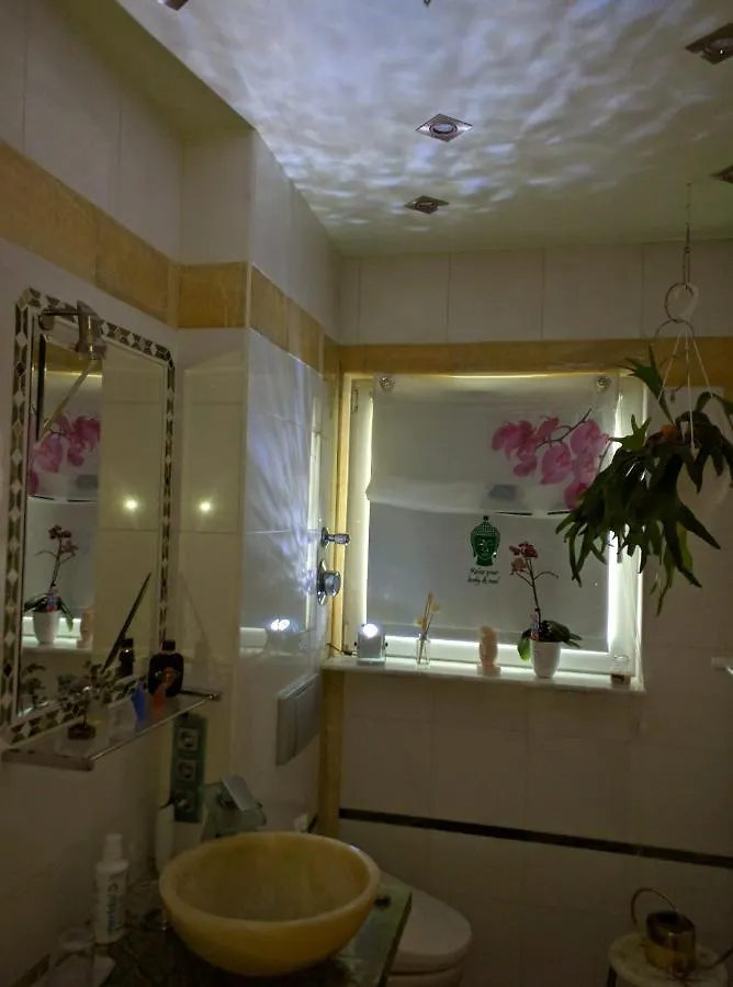 Weltoffenes Privates Gaestezimmer Bei Lgbtq Freundlichen Gastgeber Der Mit In Der Wohnung Lebt Berlin Germany