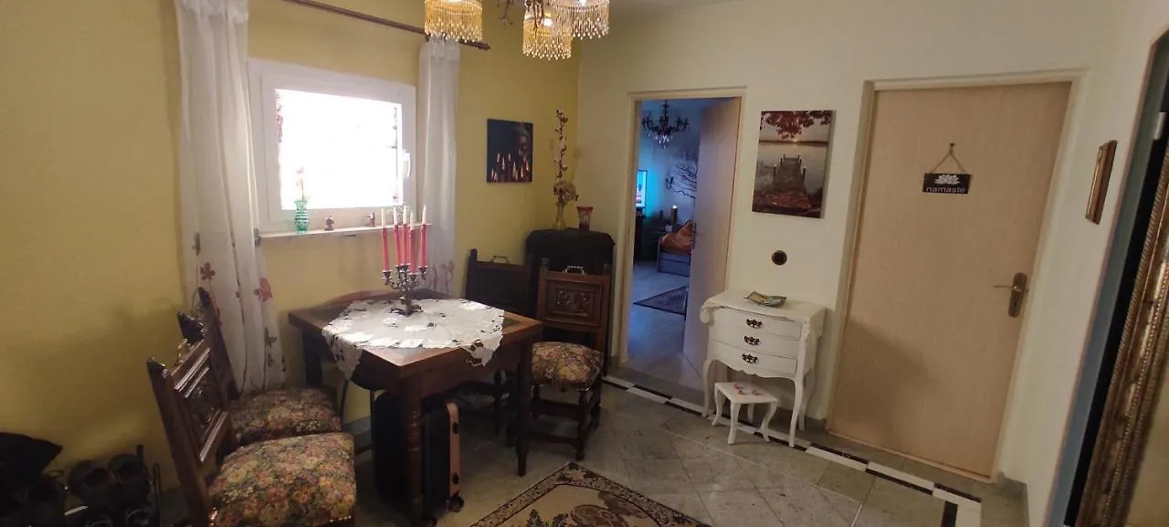 Weltoffenes Privates Gaestezimmer Bei Lgbtq Freundlichen Gastgeber Der Mit In Der Wohnung Lebt Berlin Homestay