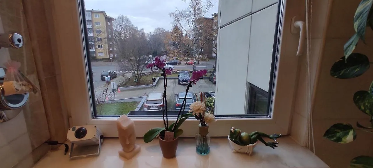 Weltoffenes Privates Gaestezimmer Bei Lgbtq Freundlichen Gastgeber Der Mit In Der Wohnung Lebt Berlin