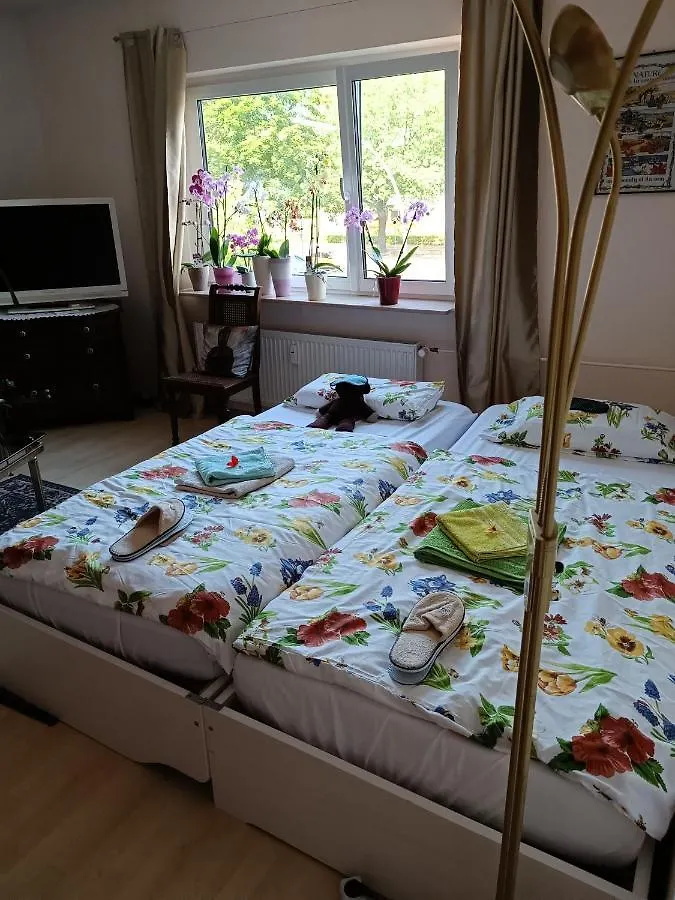 Weltoffenes Privates Gaestezimmer Bei Lgbtq Freundlichen Gastgeber Der Mit In Der Wohnung Lebt Berlin 0*,