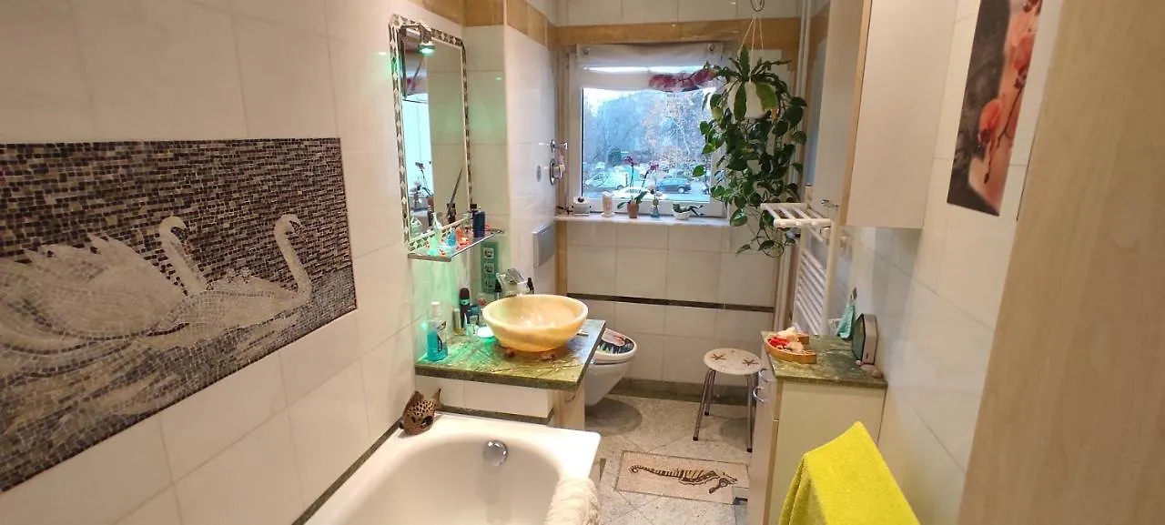 Weltoffenes Privates Gaestezimmer Bei Lgbtq Freundlichen Gastgeber Der Mit In Der Wohnung Lebt Berlijn 0*,  Duitsland